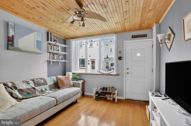 Building Photo - 416 E Flora St