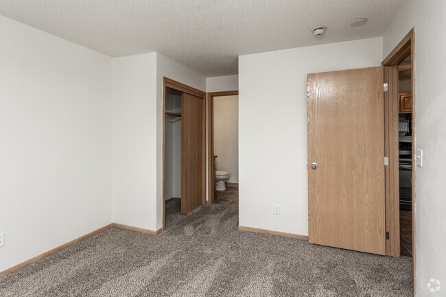 2BR, 2BA - 920 SF