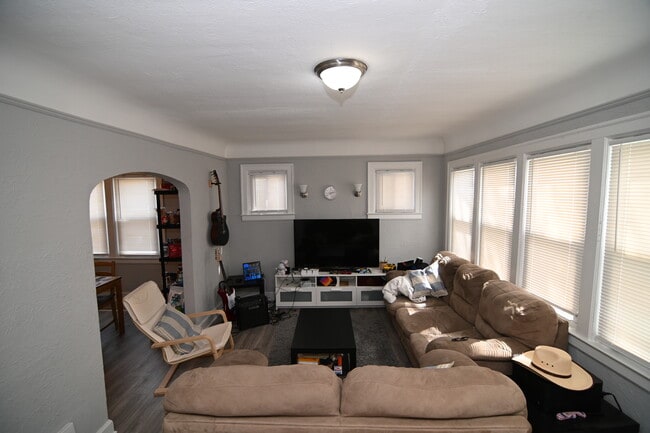 Building Photo - 23304 Cayuga Ave Rental