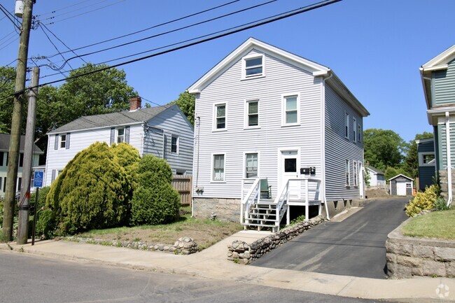 Building Photo - 12 Robinson St Unit 2 Rental