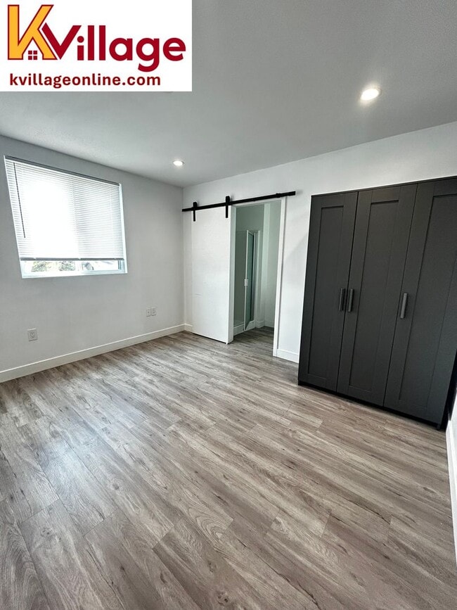 1528 1/2 W 36TH PL - 304 (unfurnished)