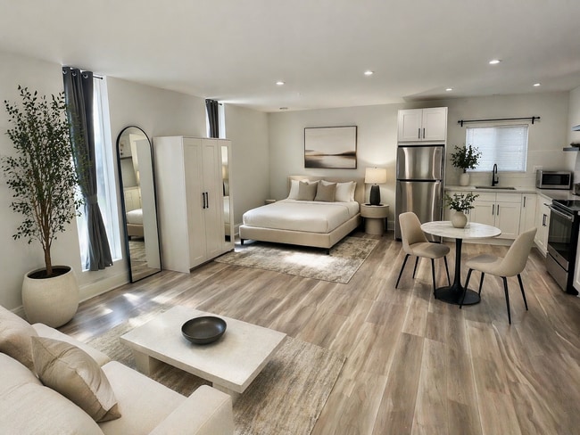 Opción de puesta en escena 1 - 7272 Cirrus Way Unidad 7272.5