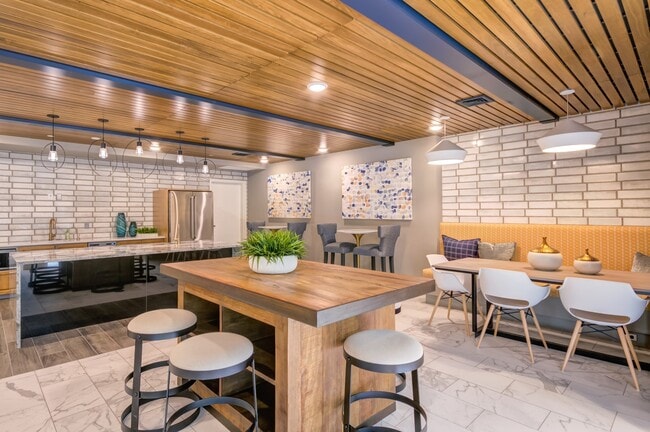 Reúnase, cocine o relájese en nuestra elegante cocina comunitaria y espacio de comedor diseñado para la conexión y la comodidad. - The Heights at Goose Creek Village