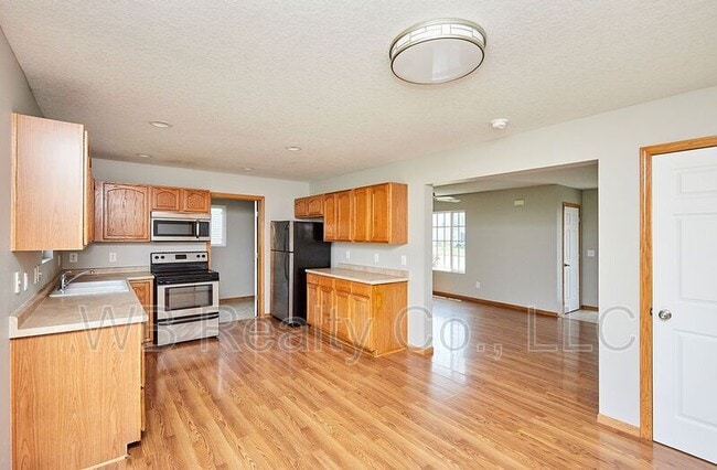 Photo - 615 SE Prairie Park Ln