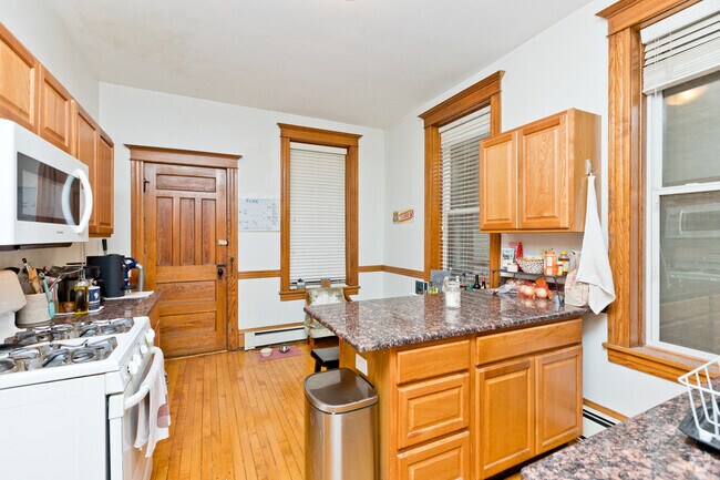 Building Photo - 2139 N Oakley Ave Unit 1 Rental