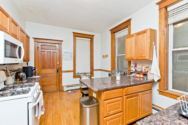 Photo - 2139 N Oakley Ave Apartments Unit 1