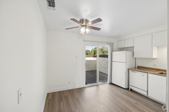 1BR, 1BA - 700SF - Kitchen /Dining Room