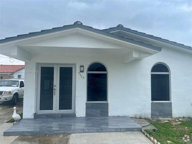 Building Photo - 7113 SW 21st St Unit 7113 Rental