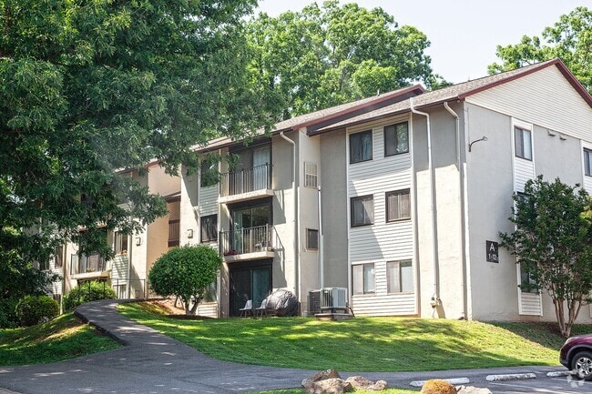 Building Photo - Four Seasons Condo Near Rt 29, Shopping, &...
