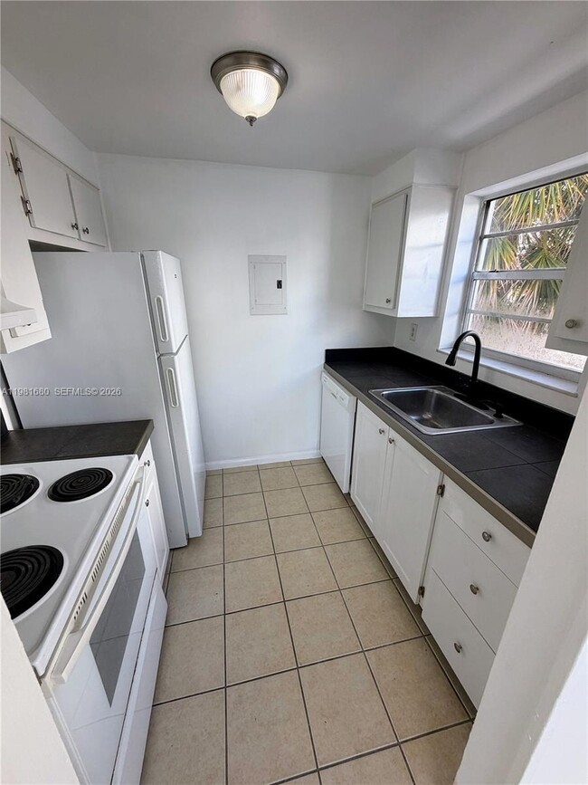 Building Photo - 2001 Bay Dr Unit 204