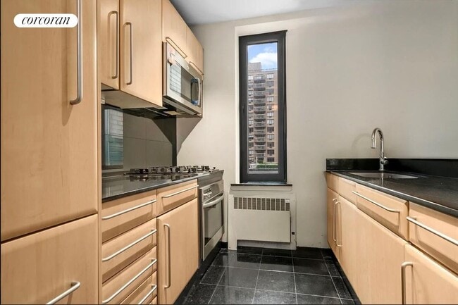 Photo - 157 E 32nd St