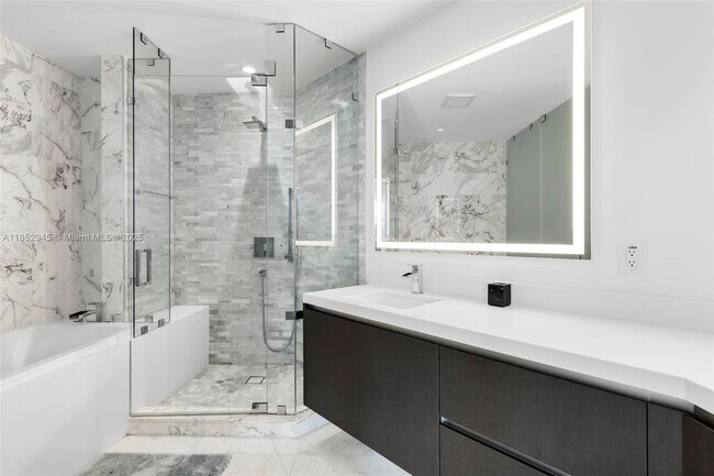 Photo - 851 NE 1st Ave Unidad 1010