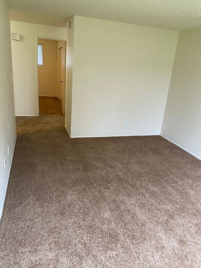 Photo - (473) Walnut Duplex - 2 Bedroom / 1 Bathroom Unit 563