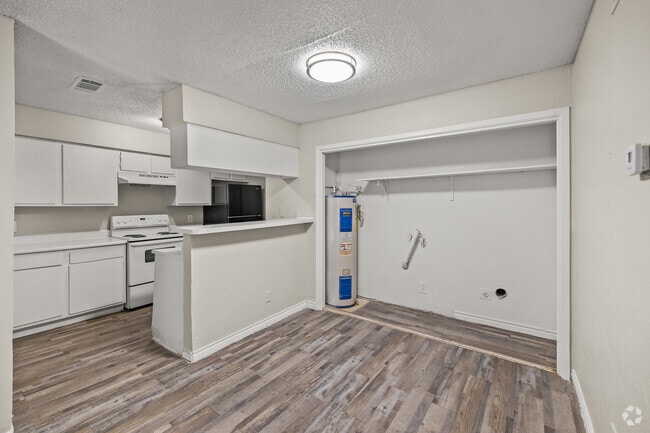 2BR, 2BA - 941SF - Dining Room