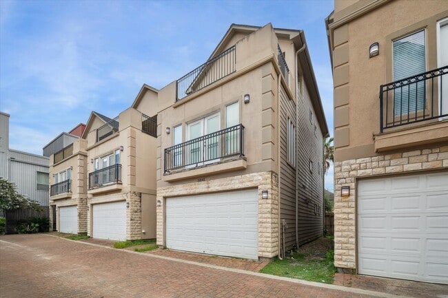 Building Photo - 3041 Clinton Dr