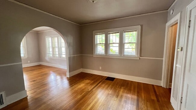 Photo - 715 Barnett St NE