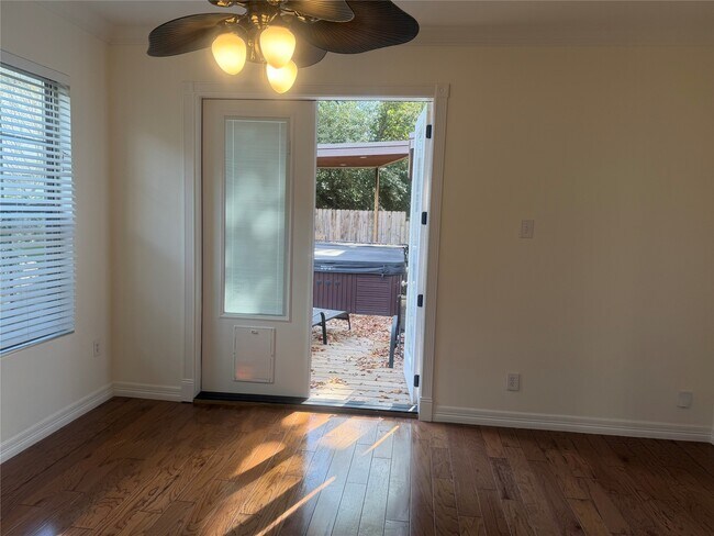 Photo - 3911 Barnes St