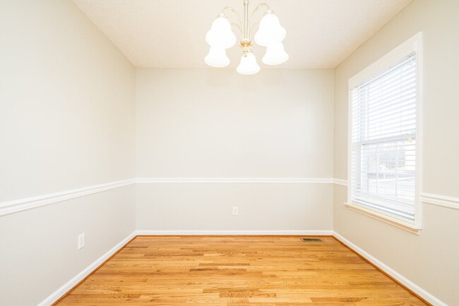 Photo - 105 Walton Trce S