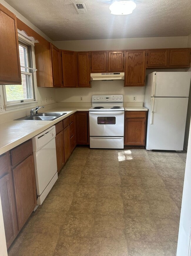 Building Photo - Renovated Home Near Virginia Tech