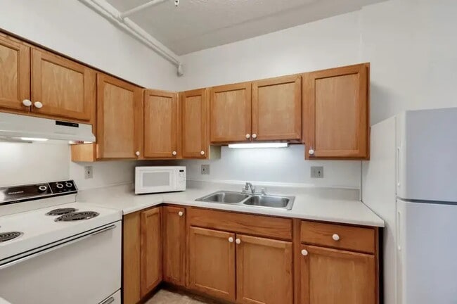 Photo - 180 Colony Dr S