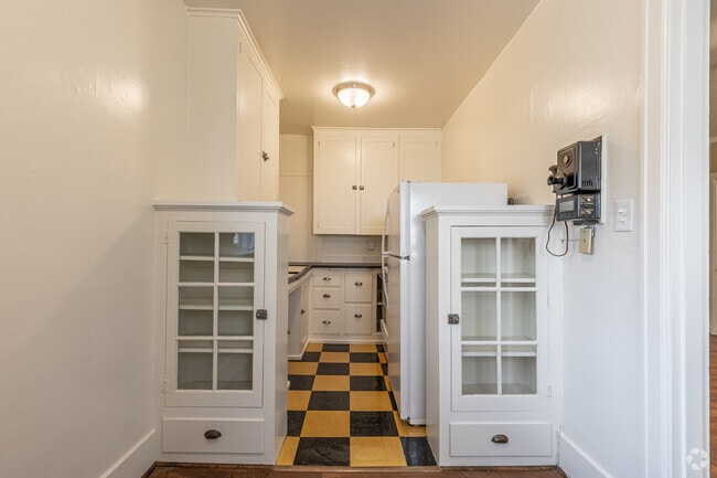 0BR, 1BA - 500SF - Chapman Court Apartments