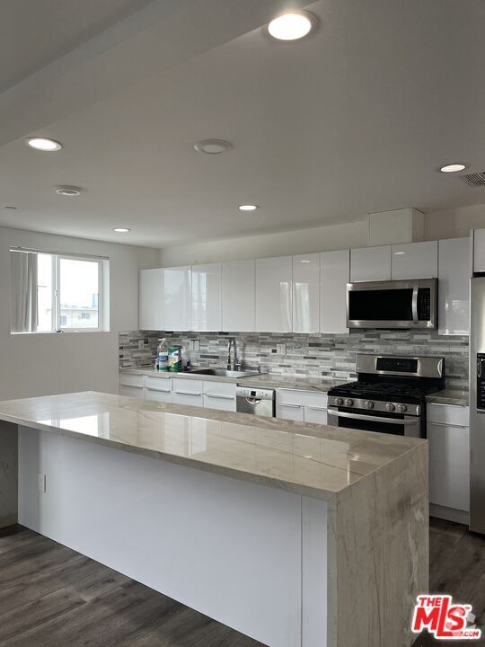 Building Photo - 2121 Burnside Ave Rental