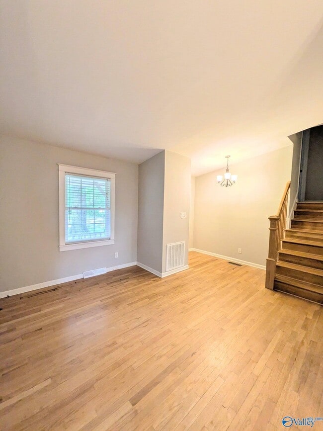 Photo - 310 Cumberland Dr SE