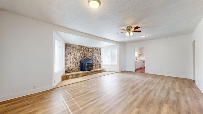 Photo - 2560 Fowler Ave