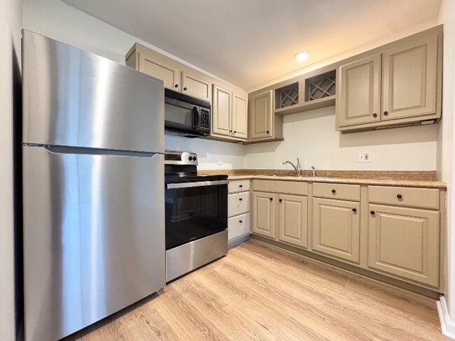 Photo - 613 Hillsboro Rd Unit B-13