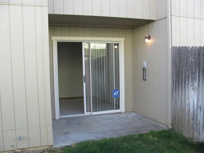 Photo - 461 Summertree Ln Unit Apt A
