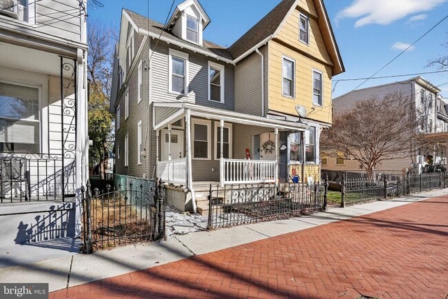 Building Photo - 325 Monmouth St