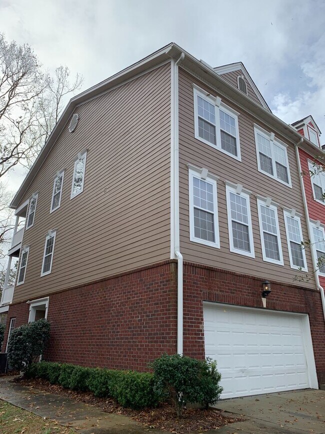 Photo - Spacious townhouse in Tranquil Hill Planta...