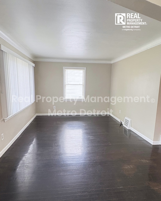 Photo - 19367 Roscommon St