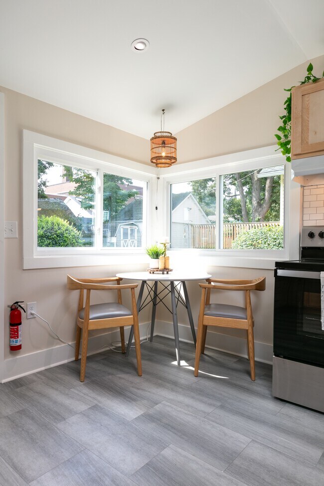 Photo - 215 E 8th St