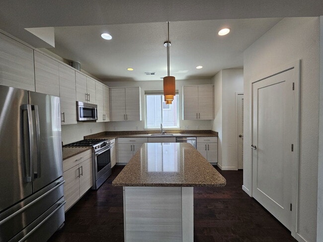 Photo - 868 Kalamath St