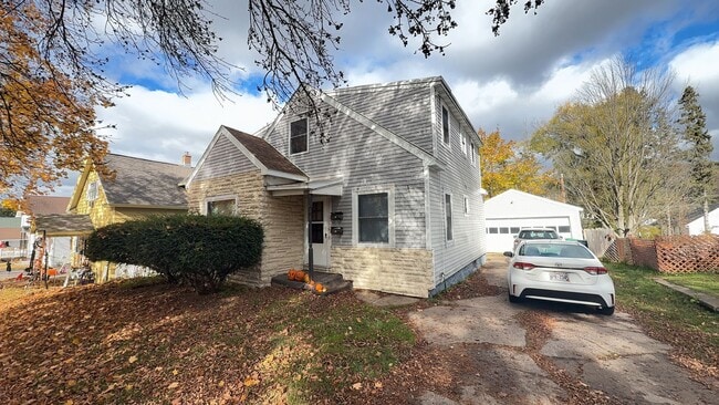 Building Photo - 904 Park Ave Unit Upper