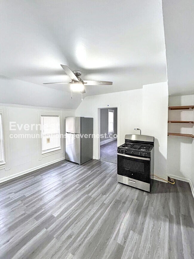 Photo - 1079 E 68th St Unidad 2