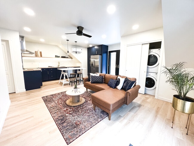 Building Photo - 2520 Jefferson Ave Unit Carriage House