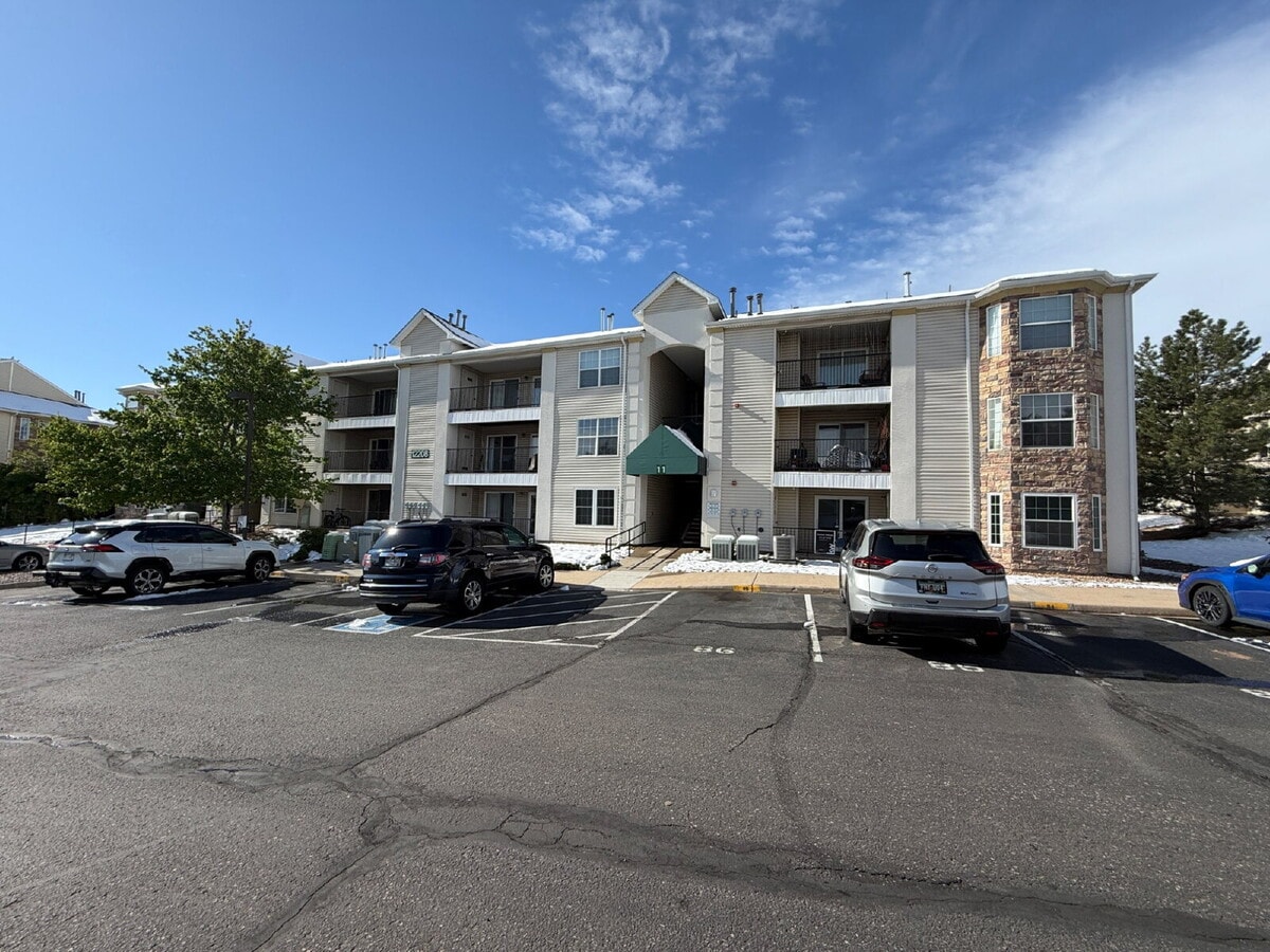 Top-Floor 3 Bed, 2 bath Condo with Scenic Views in Littleton! - Top-Floor 3 Bed, 2 bath Condo with Scenic Views in Littleton! Unit 302