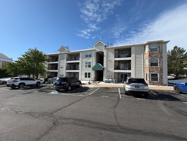 Building Photo - Top-Floor 3 Bed, 2 bath Condo with Scenic Views in Littleton! Unit 302