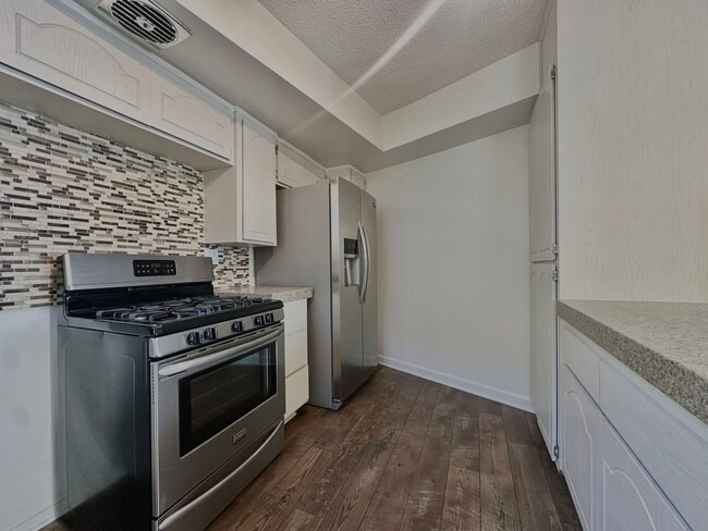 Photo - 1830 N La Brea Ave