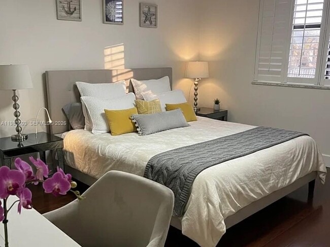 Building Photo - 2450 NE 135th St Unit 103