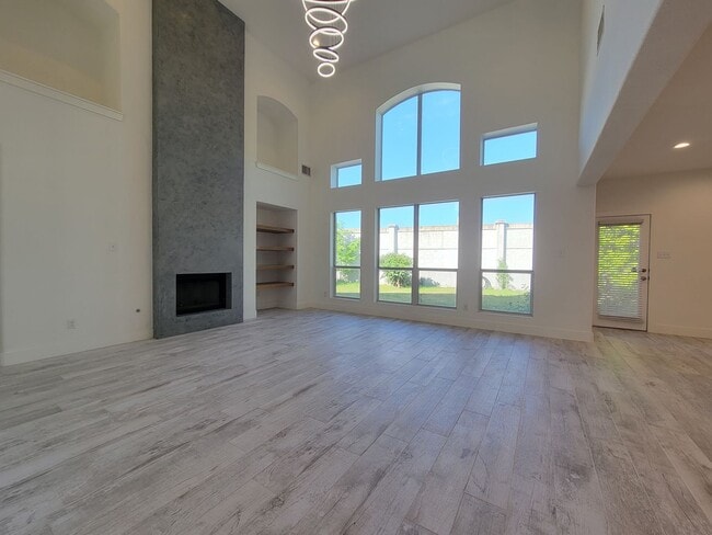 Photo - 405 Darkwoods Dr