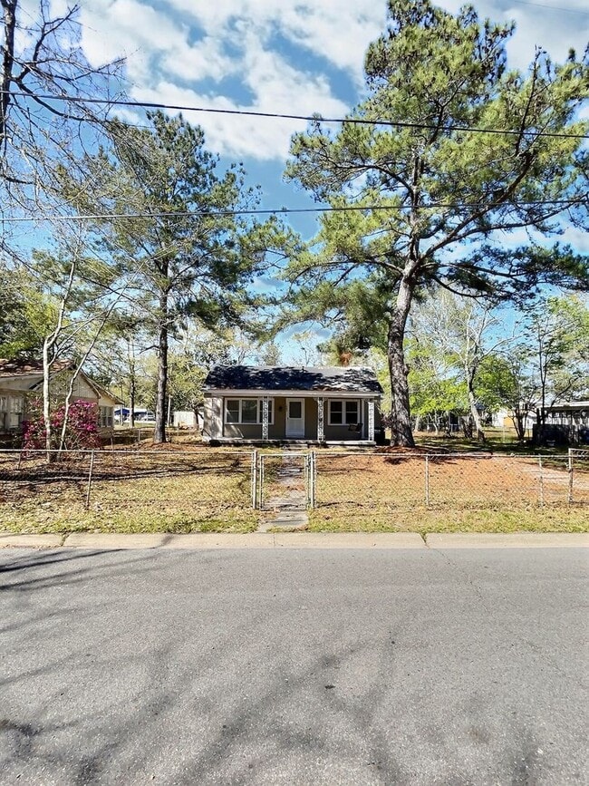 Photo - Cozy Cottage in Prime Downtown Ocean Springs Location!