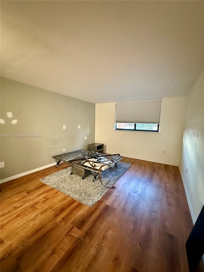 Photo - 8101 Byron Ave Unidad 305