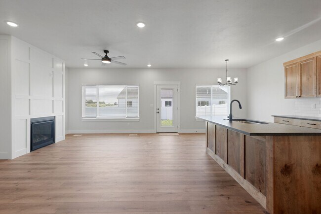 Photo - BEAUTIFUL 5 BEDROOM 4 BATH TWIN HOME IN SUGAR CITY