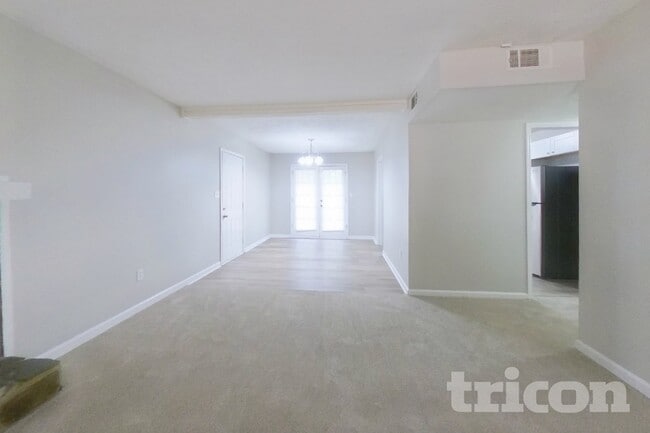 Photo - 525 Windsor Dr SE