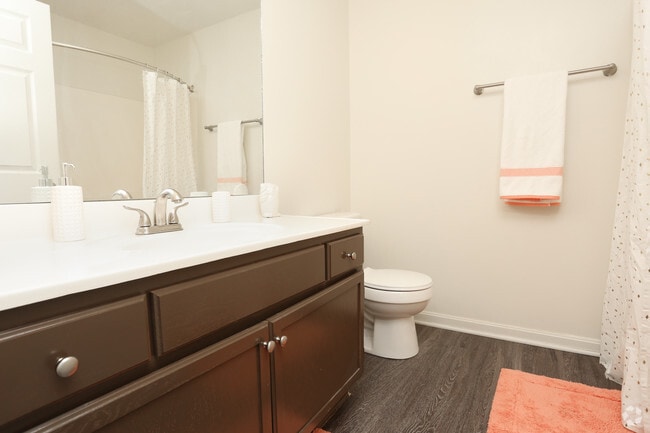 2BR, 2BA - 1,015 SF - Bathroom
