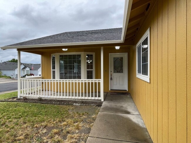 Photo - Beautiful 3 Bedroom 2 Bath Home in Eagle Point-Newly Upgraded