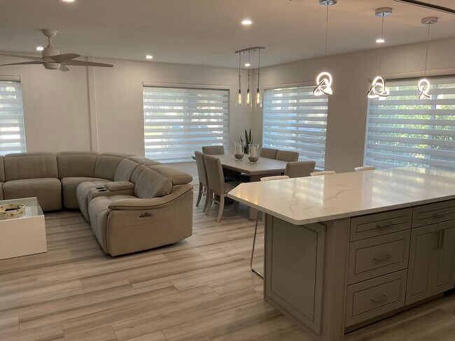 Dining room - 2870 NE 14th Street Cswy